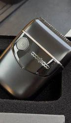 LILIPRO S1 en su estuche con espuma protectora — detalle botón y logo