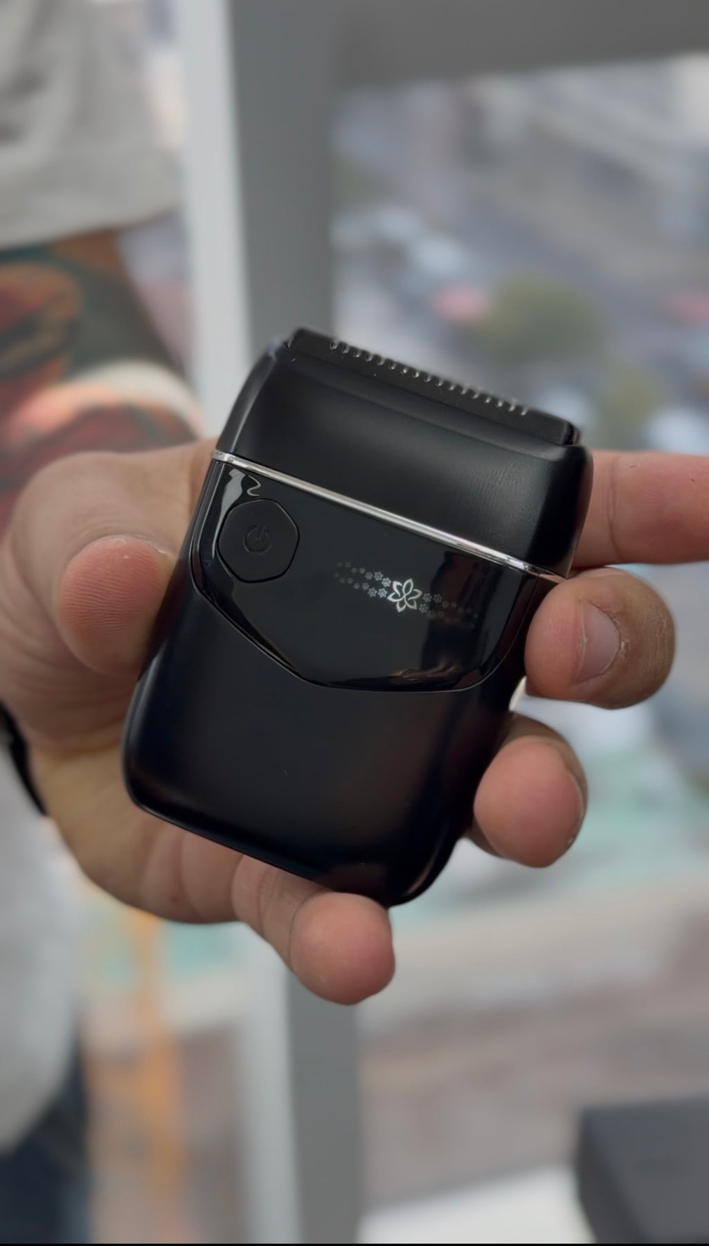 Afeitadora LILIPRO S1 en la mano — tamaño compacto de bolsillo, foto real