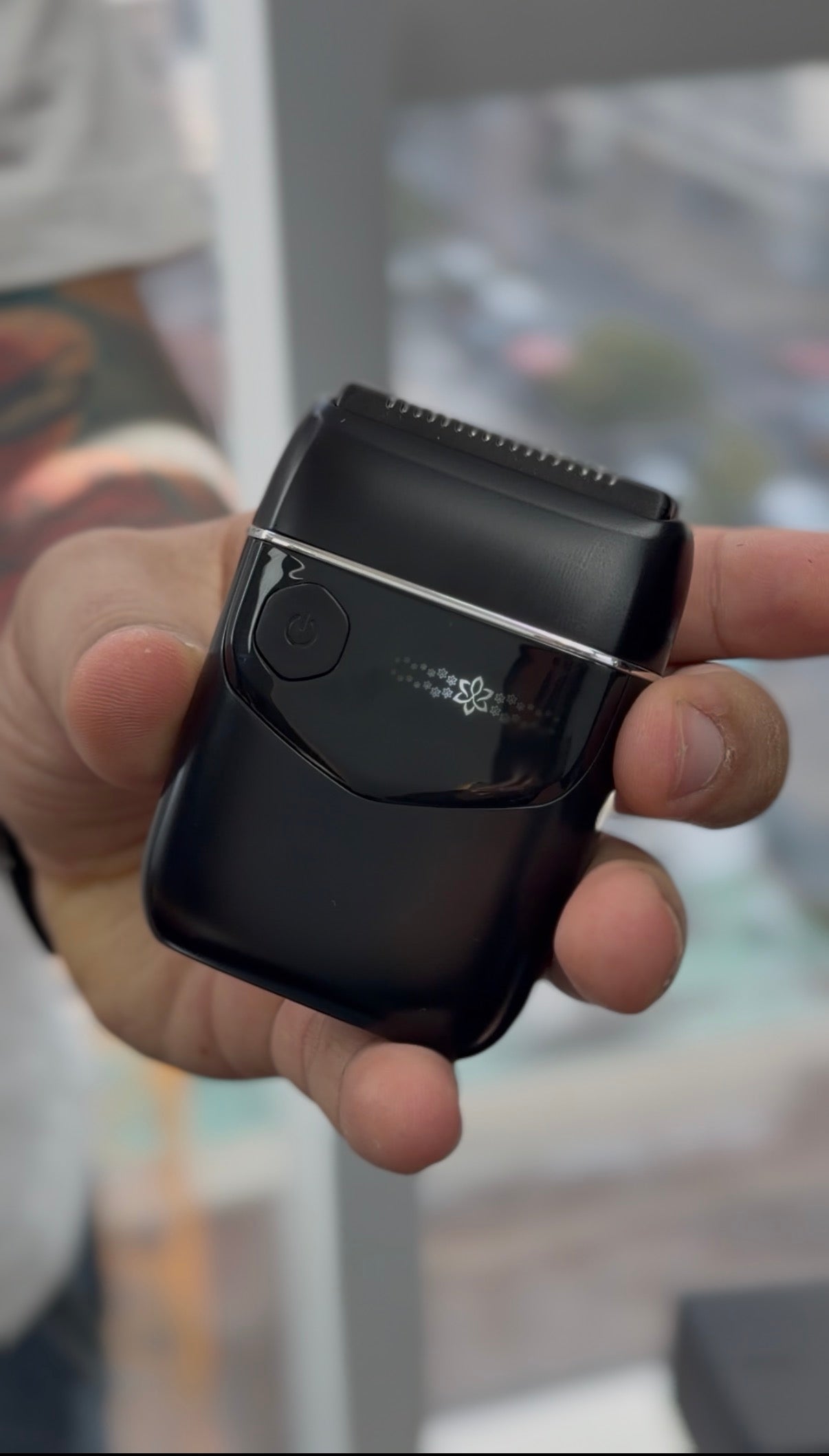 Afeitadora LILIPRO S1 en la mano — tamaño compacto de bolsillo, foto real