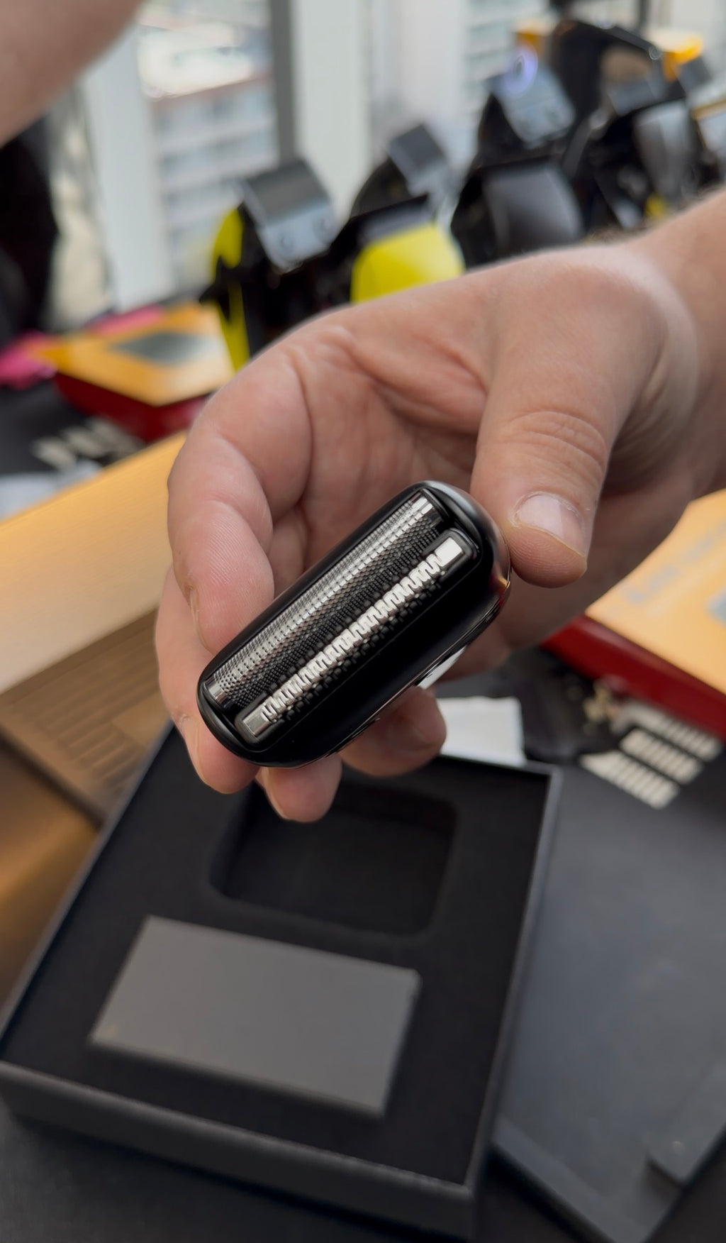 LILIPRO S1 sobre su caja tipo regalo en la barbería